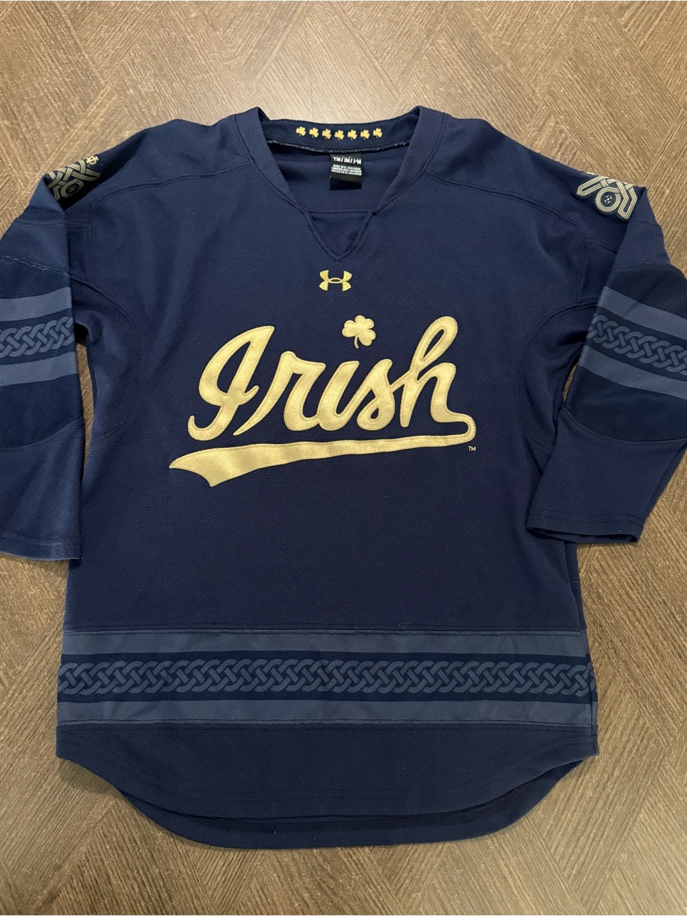 Under Armour Youth Navy Notre Dame Irish 3/4 sleeve Hockey Jersey-sz M EUC